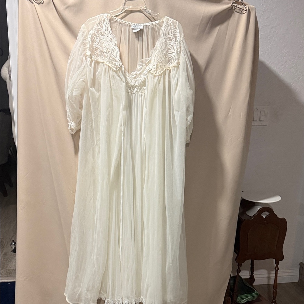 1950’s Vintage Ivory Lace Trim Peignoir Neglige w/Robe